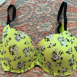 Women’s Victoria Secret bra. Pink brand. Size 34DD